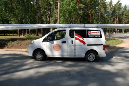 16m augsts karoga masts (vienu reizi eksponēts)